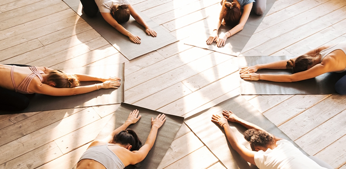 Persone che fanno yoga in cerchio